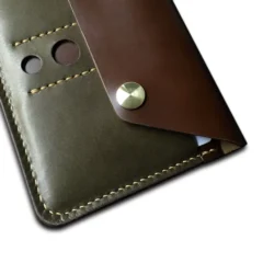 Portefeuille pour papiers de voiture fait main, compact et élégant. Parfait comme cadeau, pour hommes et femmes